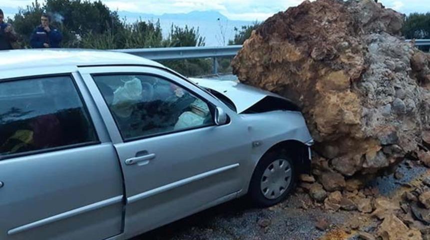 Arabanın &uuml;st&uuml;ne dev kaya par&ccedil;ası d&uuml;şt&uuml;
