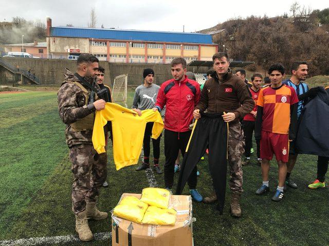 Şemdinli'de özel harekatçılardan futbolculara spor malzemeleri