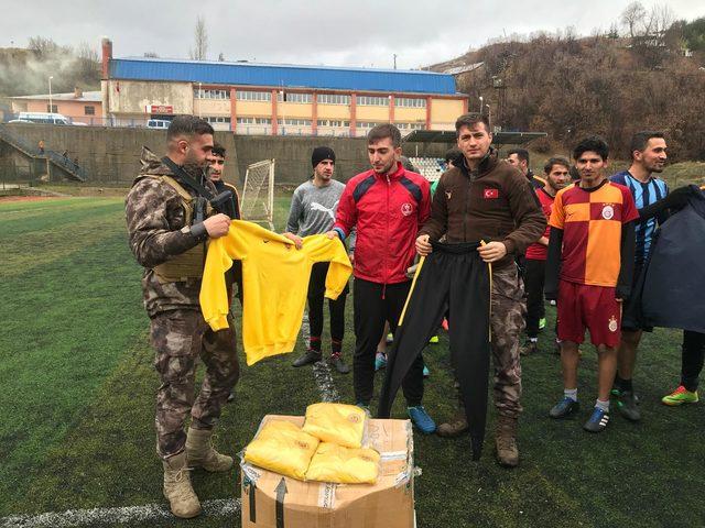 Şemdinli'de özel harekatçılardan futbolculara spor malzemeleri