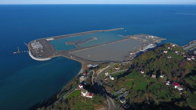 Rize-Artvin Havalimanı'nda 27 metre derinlikteki denize taş dökülüyor