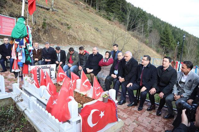 Bakan Gül, şehit Eren Bülbül’ün mezarını ziyaret etti