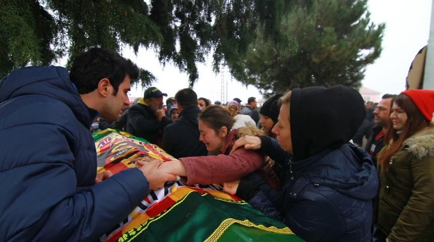 Tabutunun son &ouml;rt&uuml;s&uuml; Galatasaray bayrağı oldu