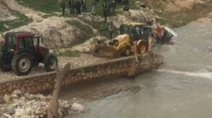 Akıntıya kapılan trakt&ouml;r iş makinesiyle kurtarıldı