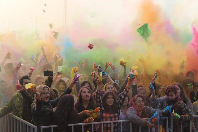 İzmirliler boya festivalinde eğlendi