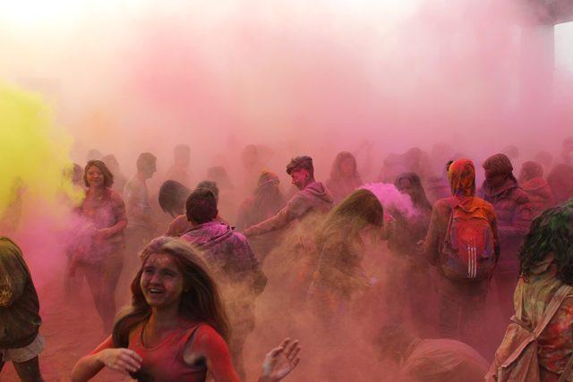 İzmirliler boya festivalinde eğlendi