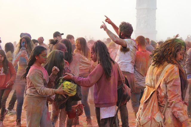 İzmirliler boya festivalinde eğlendi