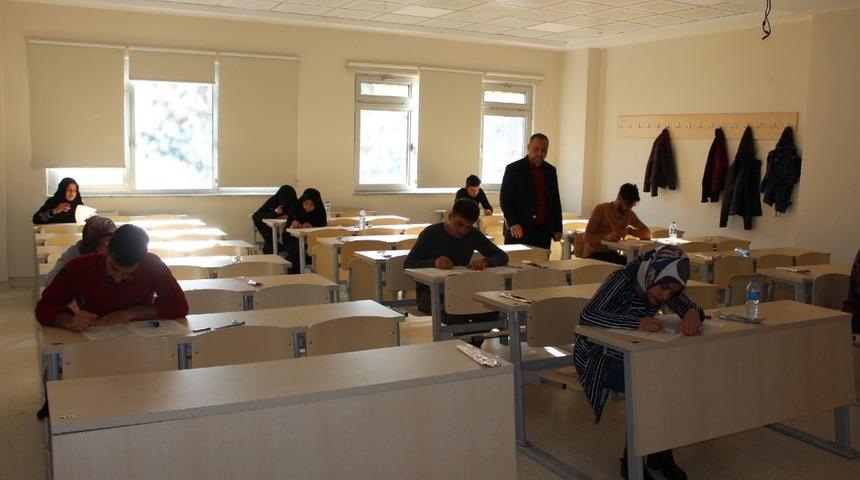 &Uuml;niversite &ouml;ğrencileri Mevlid-i Nebi yarışmasına katıldı