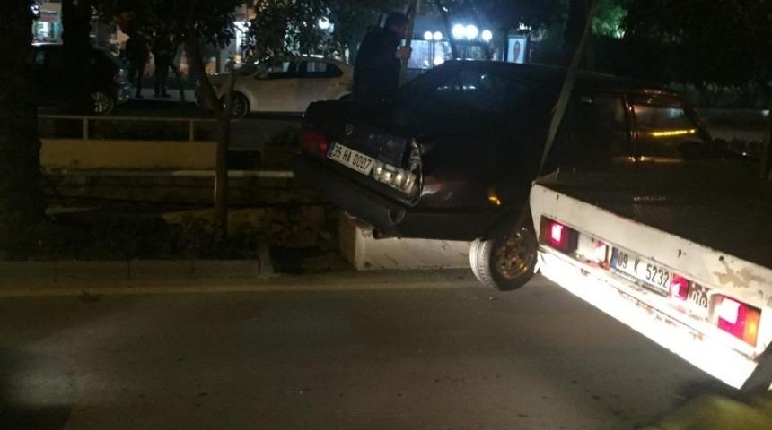 Kontrolden &ccedil;ıkan otomobil derenin korkuluklarına takıldı