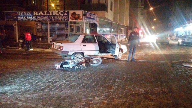 Otomobil ile motosiklet çarpıştı: 1'i bebek 4 yaralı