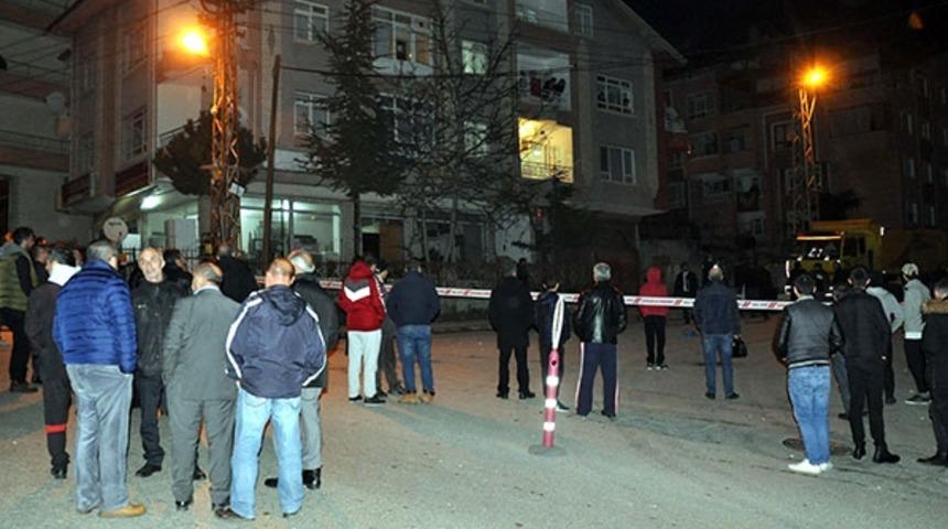 Cinnet getiren öğretmen dehşet saçtı! Mahalleli korku dolu gözlerle izledi