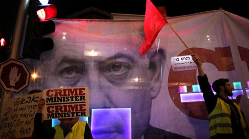 İsrail karıştı! Y&uuml;zlerce g&ouml;sterici sloganlar atarak Netanyahu'yu istifaya &ccedil;ağırdı!