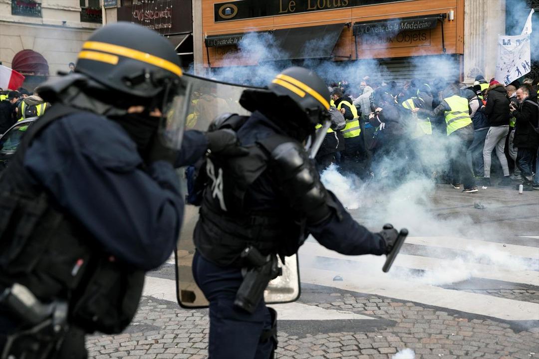 200 noktada yolları kapattılar... Polis biber gazı ve copla m&uuml;dahale etti 