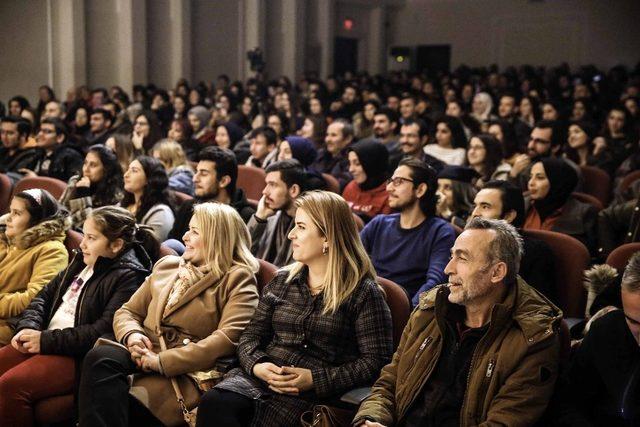 Umut Oğuz, “Mıknatıs”la Buca’yı kahkahaya boğdu