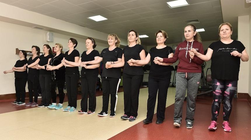 Ev hanımları zeybek oynuyor