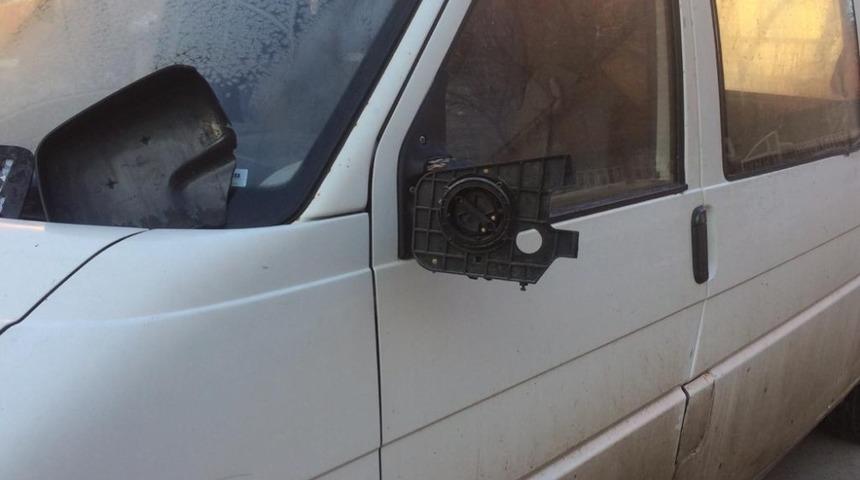 Tek tek b&uuml;t&uuml;n aynaları kırmışlar!