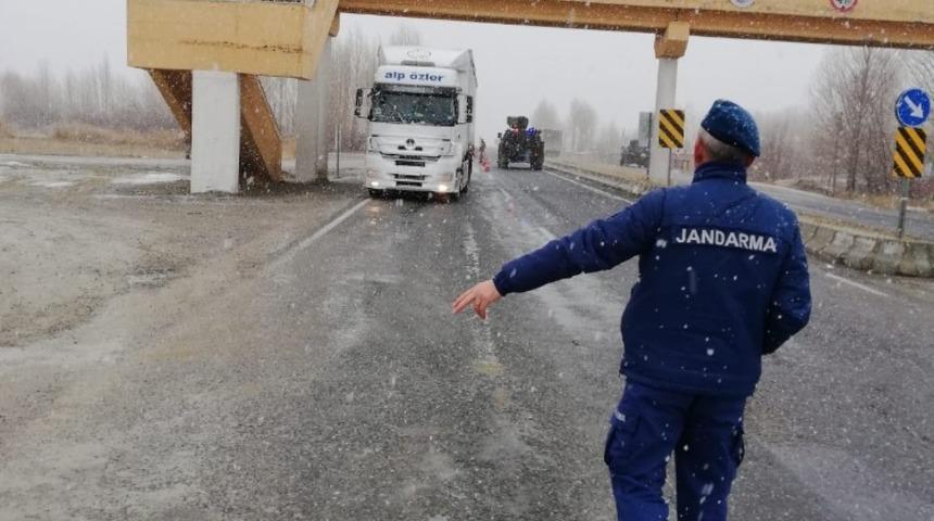 Jandarmadan &lsquo;kış lastiği&rsquo; denetimi