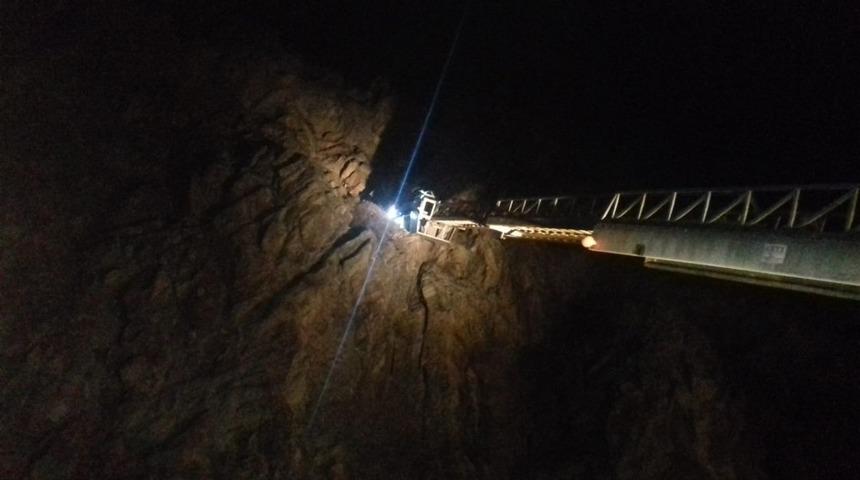 Dağda ke&ccedil;ileriyle mahsur kalan vatandaş kurtarıldı