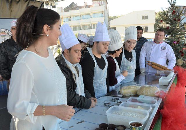 Engelli çocuklar sahnede kurabiye yaptı