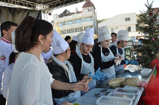 Engelli çocuklar sahnede kurabiye yaptı