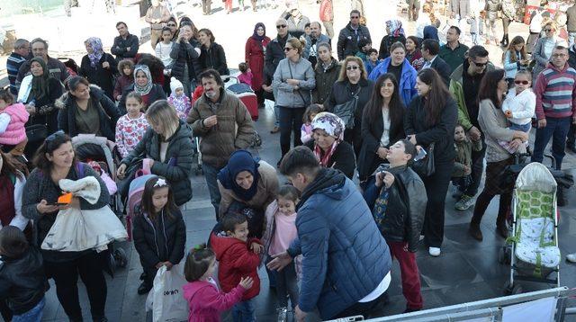 Engelli çocuklar sahnede kurabiye yaptı