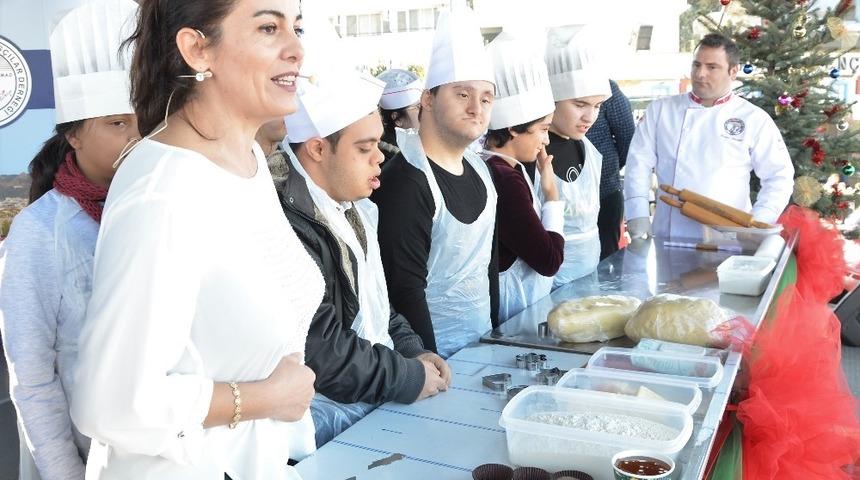 Engelli &ccedil;ocuklar sahnede kurabiye yaptı
