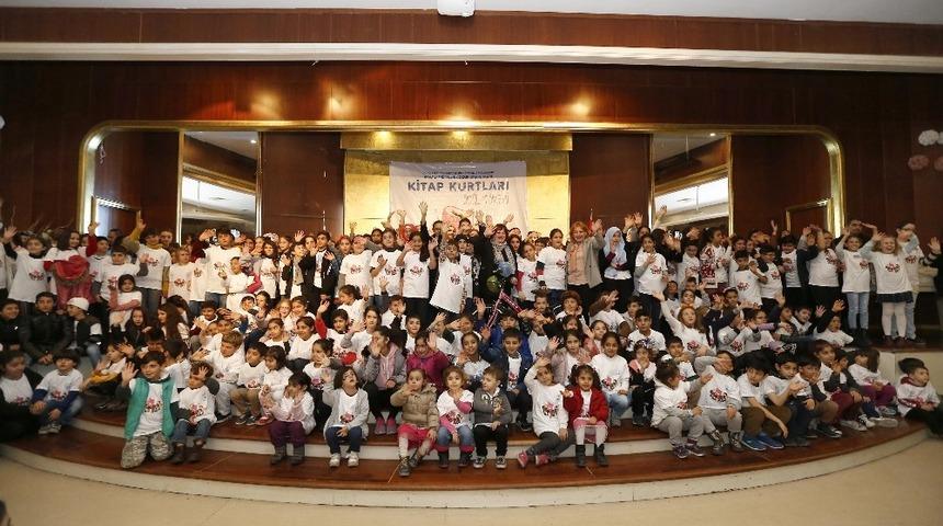 Kitap kurtları &ouml;d&uuml;llerini aldı