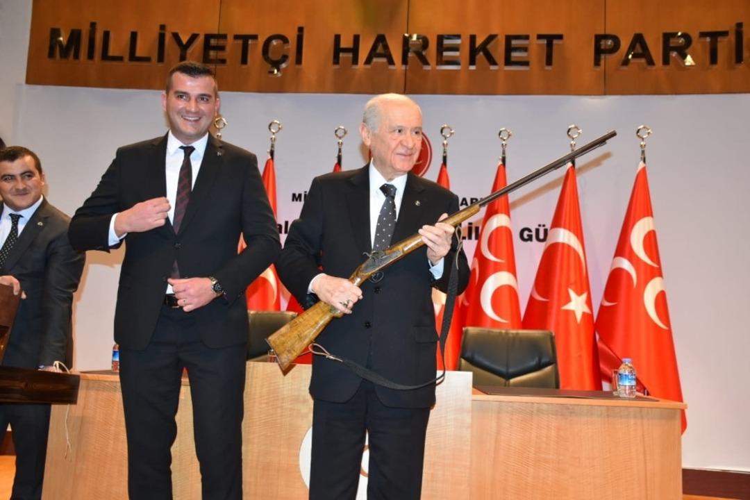 MHP Aydın teşkilatlarından Bahceli&rsquo;ye Efelerin kullandığı &ccedil;ifte dolma t&uuml;fek hediye edildi