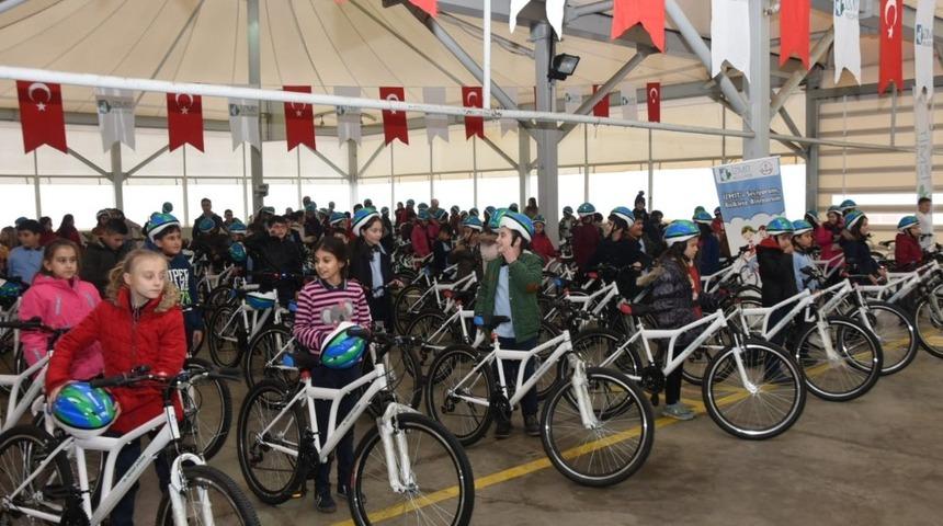 İzmit’te bisiklet dağıtımları sürüyor