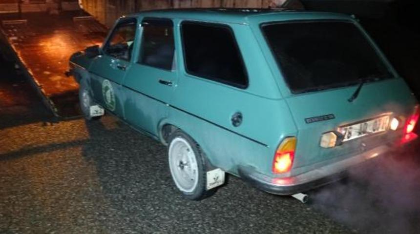 Karab&uuml;k'te alkoll&uuml; s&uuml;r&uuml;c&uuml;n&uuml;n şubeye gelen arkadaşı da alkoll&uuml; &ccedil;ıktı