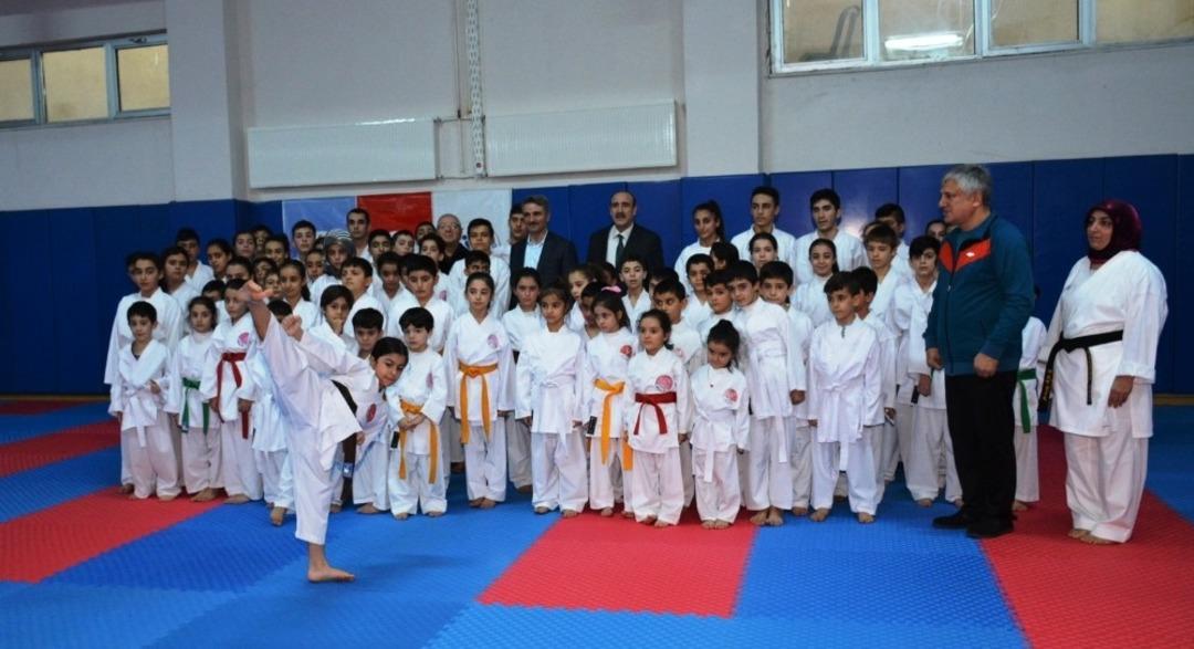 Vali Baruş&rsquo;tan gen&ccedil;lere spor tavsiyesi