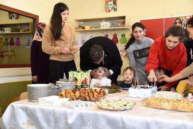 Rektör Çomaklı, engelli öğrenciyi doğum gününde yalnız bırakmadı