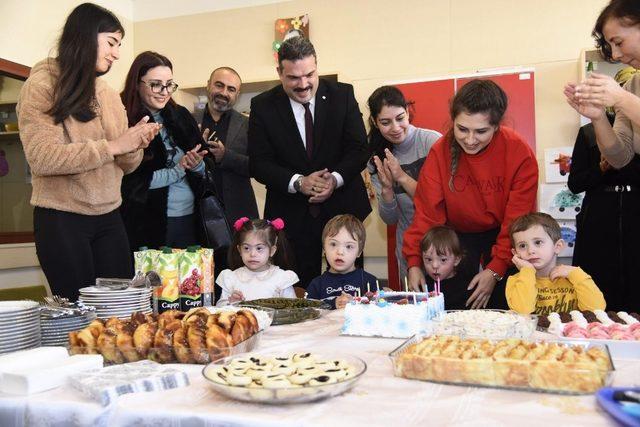 Rektör Çomaklı, engelli öğrenciyi doğum gününde yalnız bırakmadı