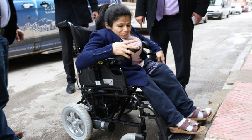 Ak&uuml;l&uuml; aracına Yunusemre ile kavuştu