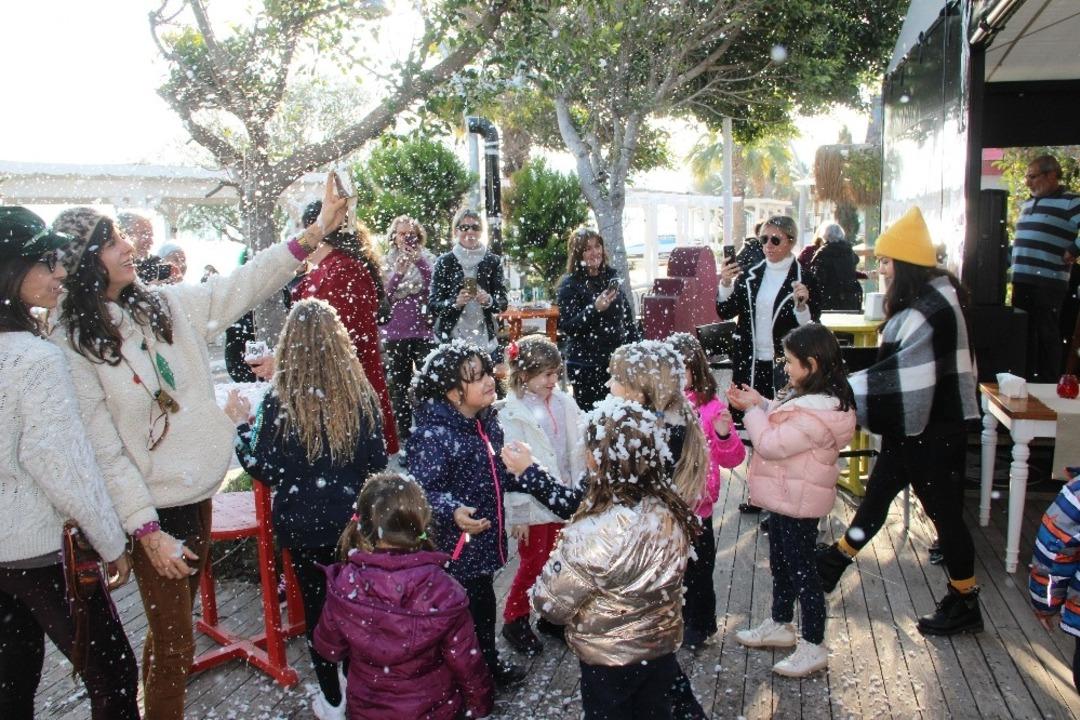 Kar yağmayan il&ccedil;ede suni kar sevinci