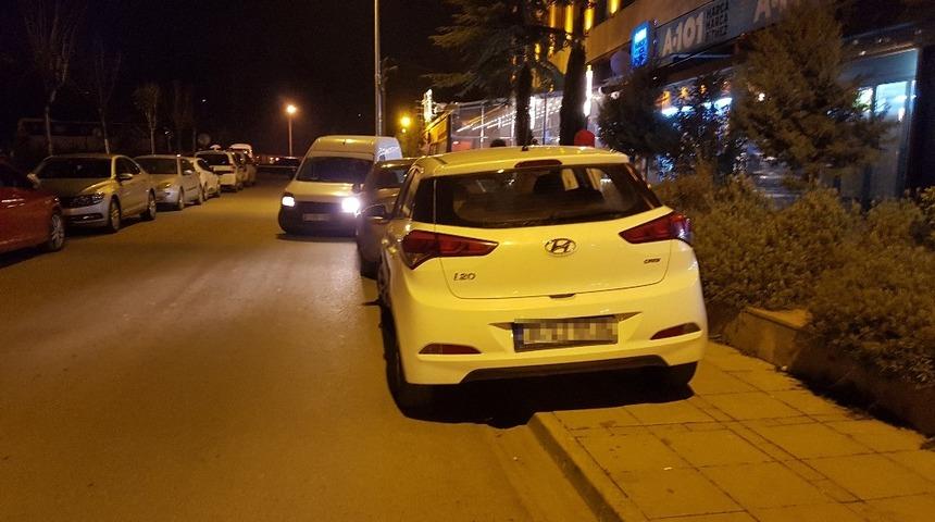 Kaldırımlara park eden ara&ccedil;lar can g&uuml;venliğini hi&ccedil;e sayıyor