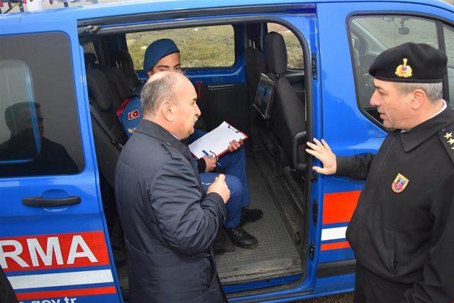 Vali Karadeniz, Jandarma Trafik Denetim Uygulama Noktasını inceledi