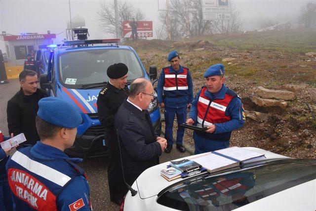 Vali Karadeniz, Jandarma Trafik Denetim Uygulama Noktasını inceledi