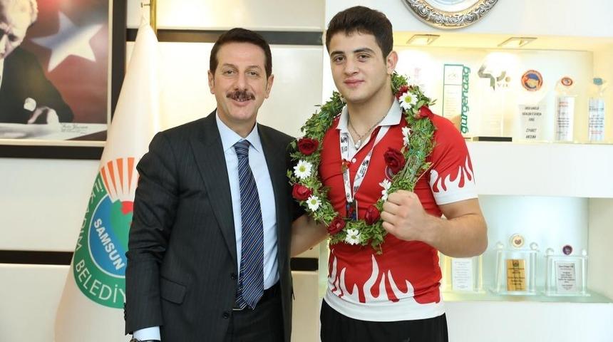 Şampiyon boksçular Samsun’a madalyayla döndü