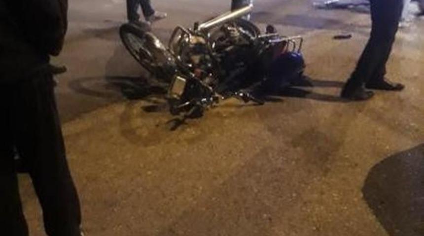 Motosiklet ile otomobil &ccedil;arpıştı: 2 Yaralı