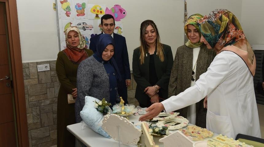 Protokol eşlerinden engelli &ouml;ğrencilere s&uuml;rpriz ziyaret