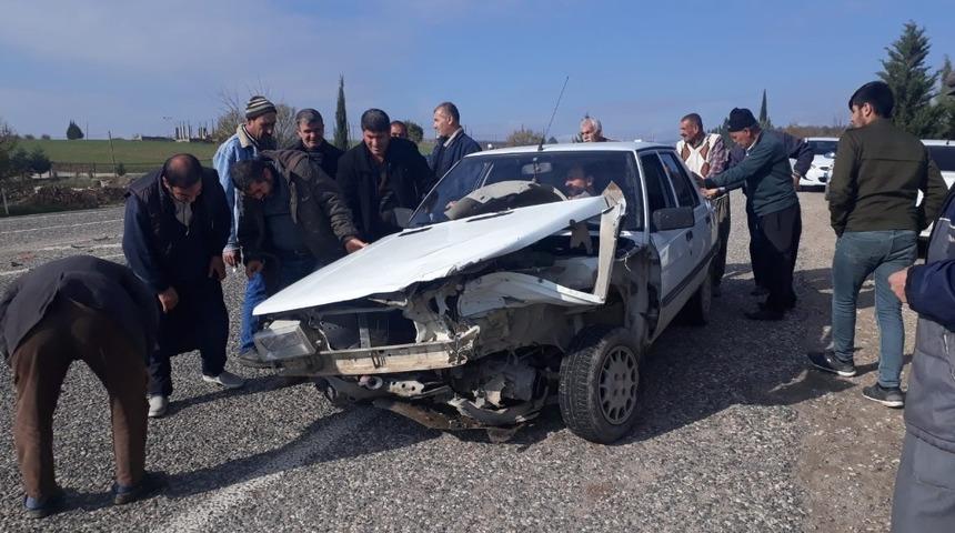 İki otomobil çarpıştı: 2 Yaralı