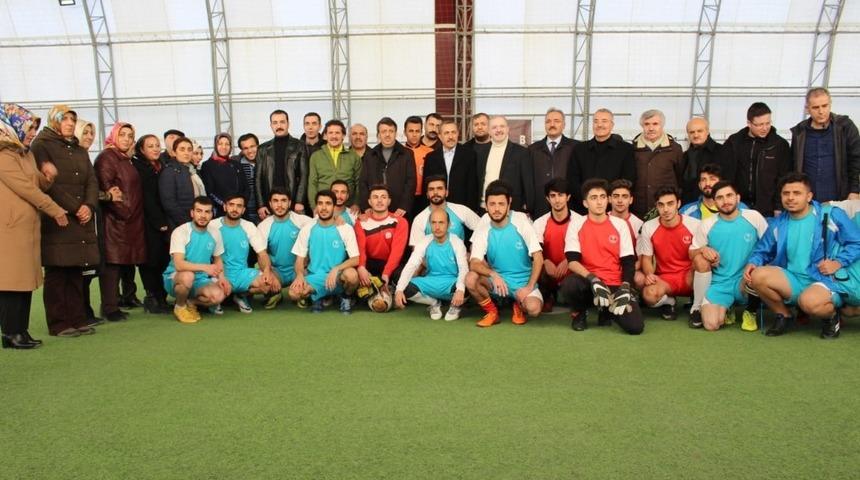 AK Parti heyetinden gen&ccedil;lere tatlı ikramı