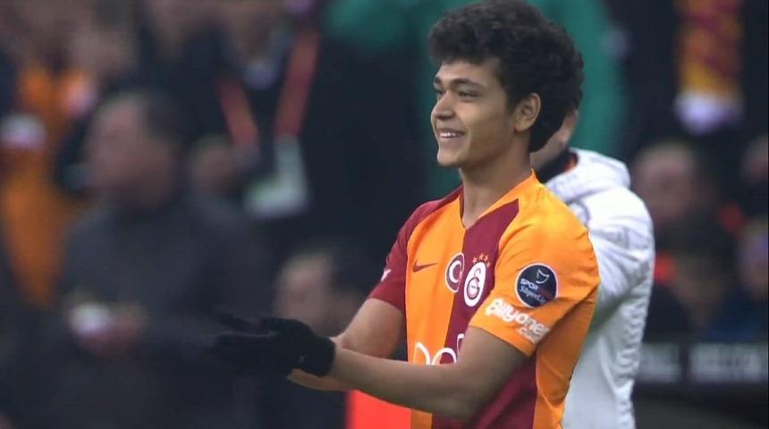 TT Stadı'nda tarihi an! Oyuna girdi ve...