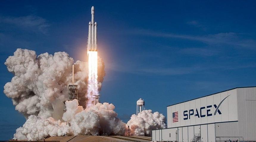 SpaceX uzaya ilk askeri uydusunu gönderdi