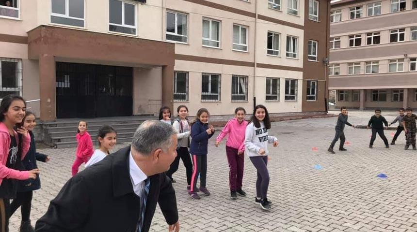 Kaymakam Duru &ouml;ğrencilerle yakar top oynadı