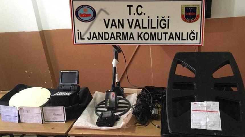 Jandarmadan izinsiz kazı yapanlara m&uuml;dahale