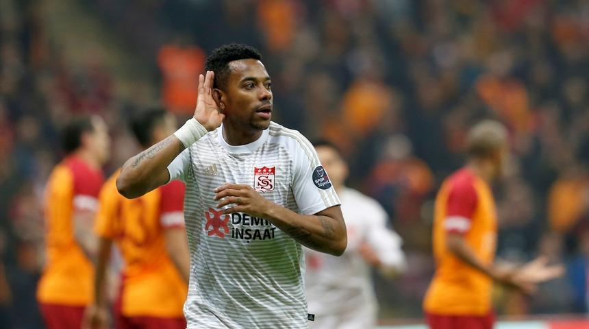 Medipol Başakşehir Robinho'yu kadrosuna kattığını açıkladı!
