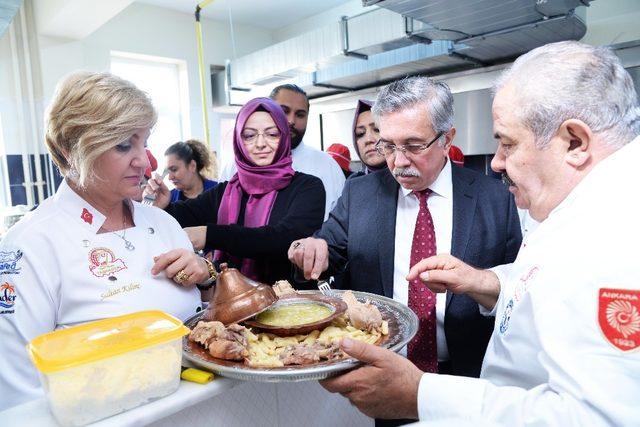 Bayat ekmeklerle yemek yapıp israfa dikkat çektiler