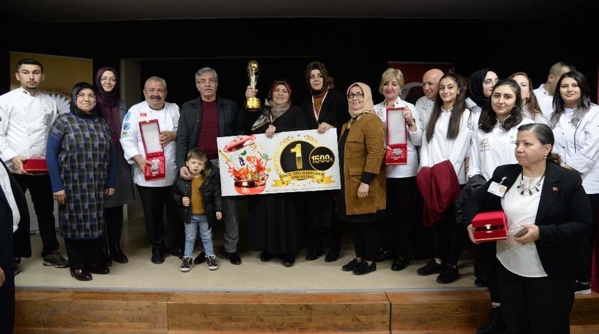 Bayat ekmeklerle yemek yapıp israfa dikkat &ccedil;ektiler