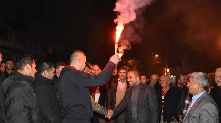 Başkan U&ccedil;ak&rsquo;a havai fişekli karşılama